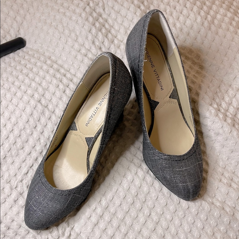 Adrienne Vittadini black metallic woven blend wedges Size 6